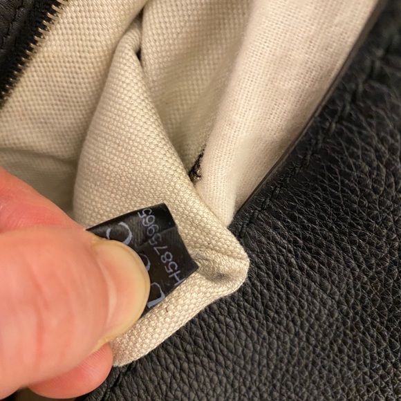Gucci Authentic Black Shoulder Leather Purse - Picture 4 of 4